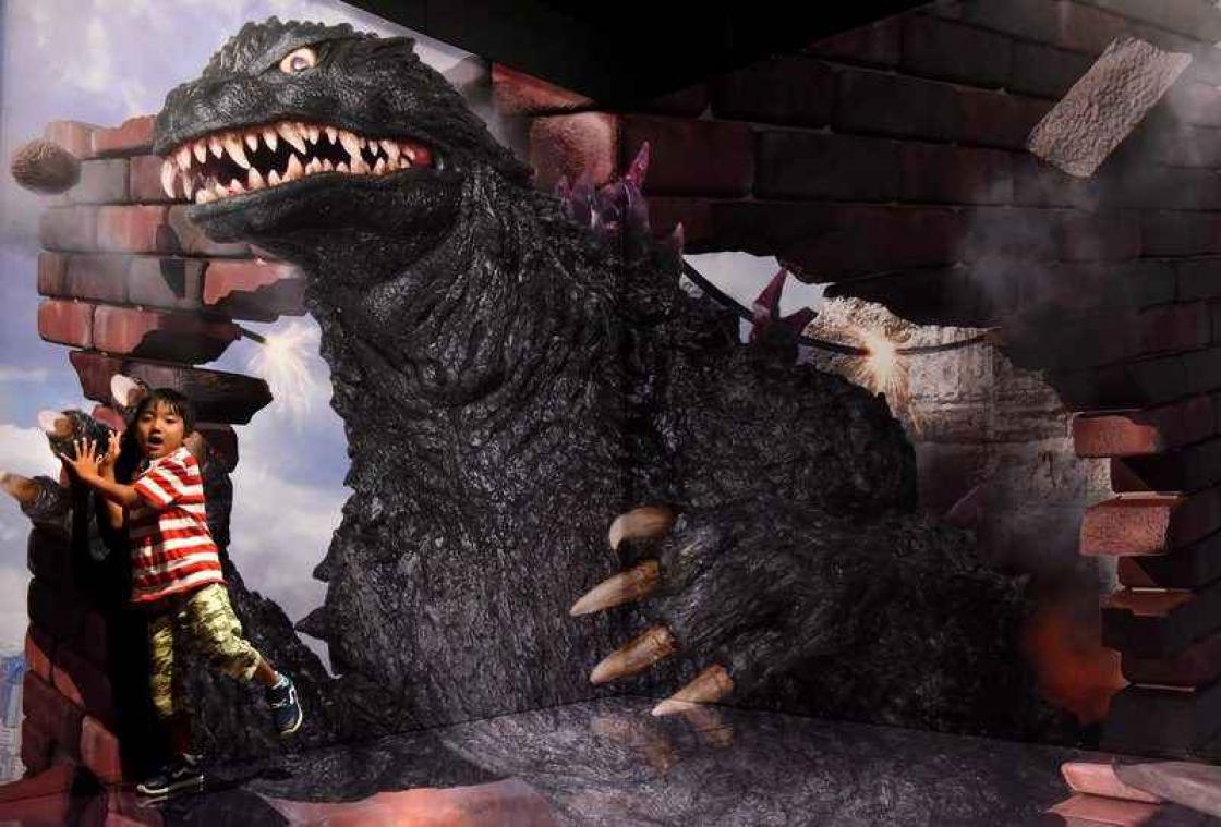 Professor brengt kind in Godzilla-vermomming mee naar de klas