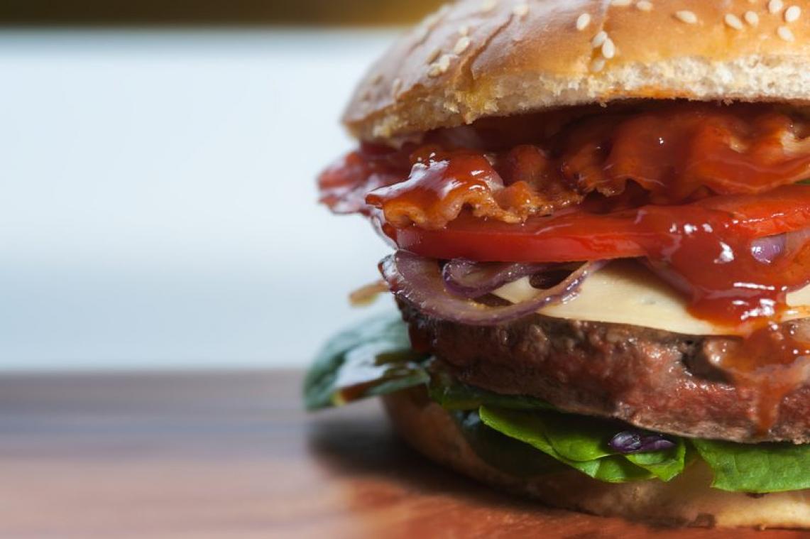 Wereldrecord hamburgers eten in een minuut is scherper gesteld