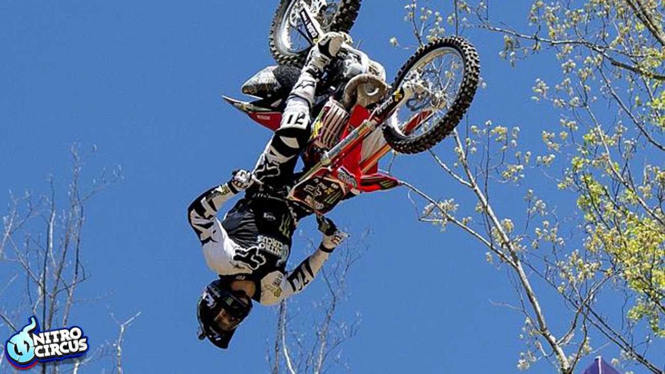 Waaghals volbrengt 's werelds eerste driedubbele backflip