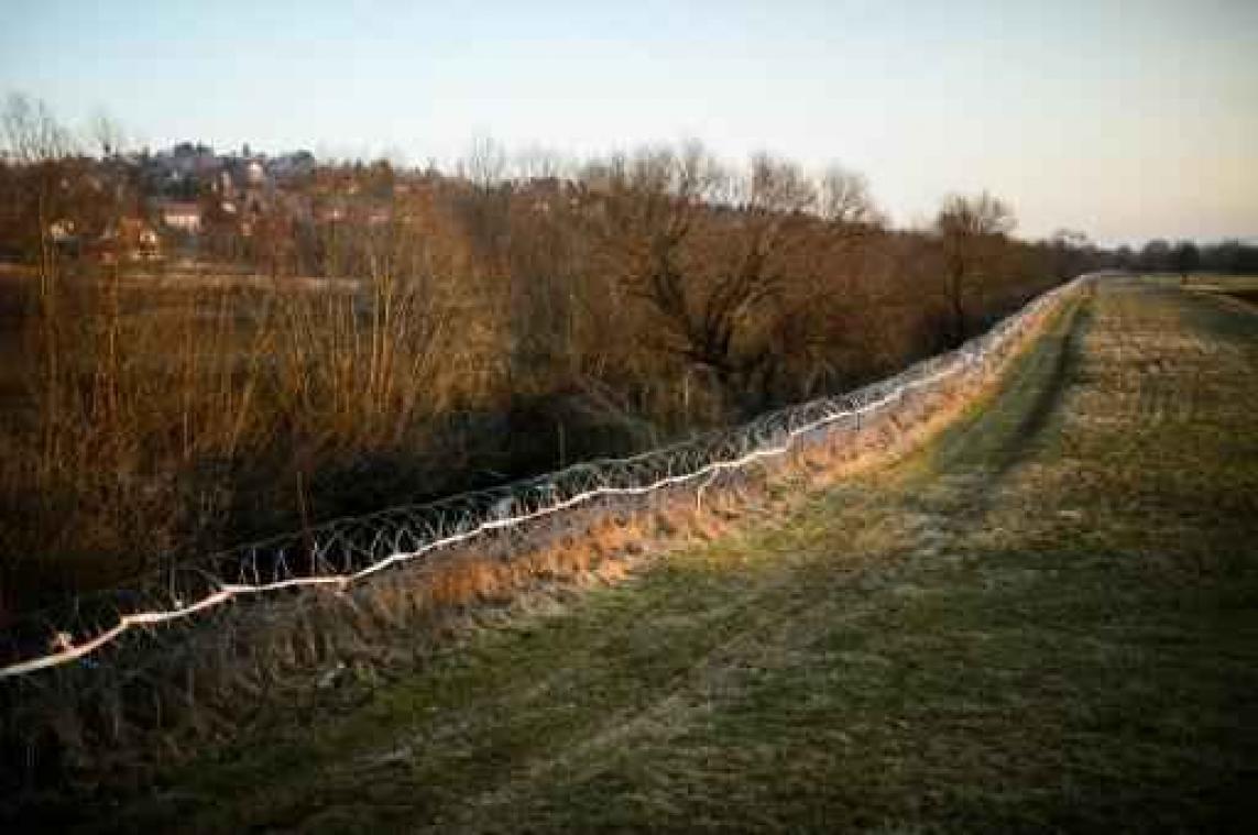 Vluchtelingencrisis - Overheidsfunctionarissen mishandelen migranten langs Balkanroute
