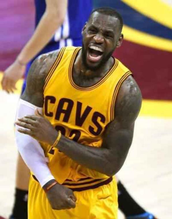 LeBron James leidt Cleveland naar winst in NBA-topper tegen Boston