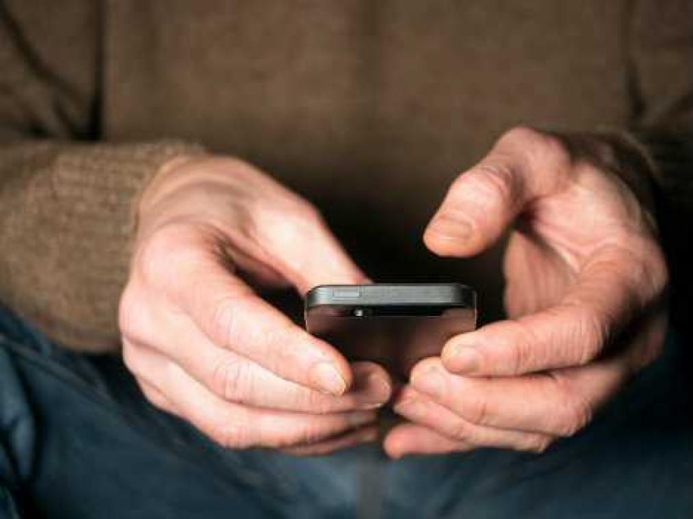 Sms'en tijdens kleine operaties kan pijn verzachten