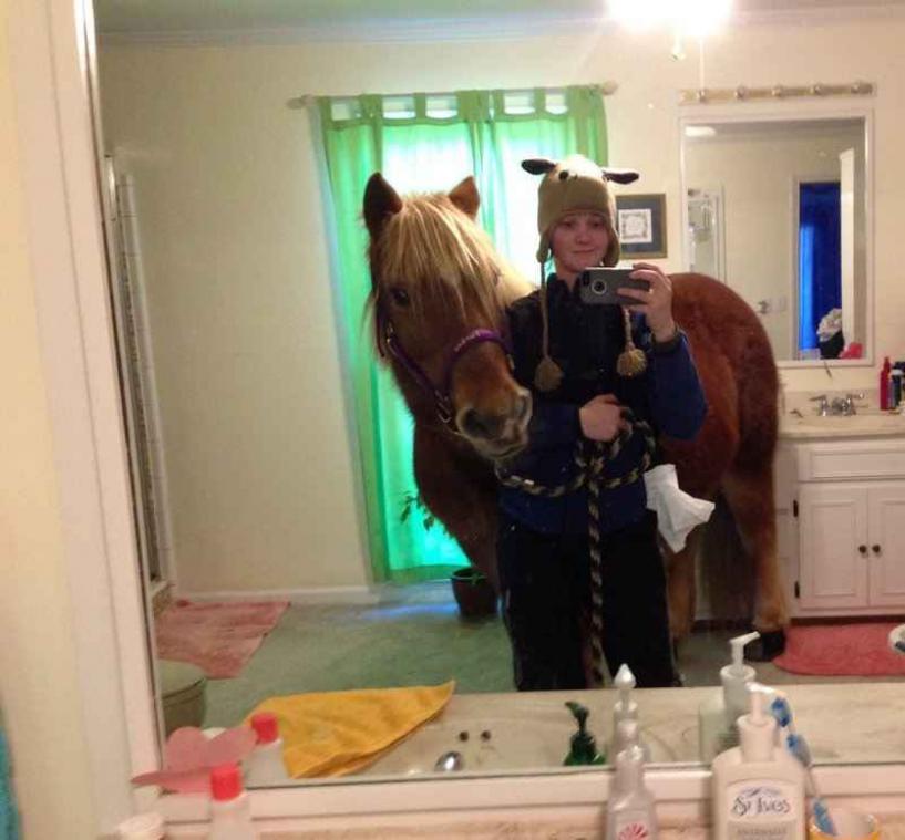 Vrouw brengt paard naar de badkamer voor beestige selfie