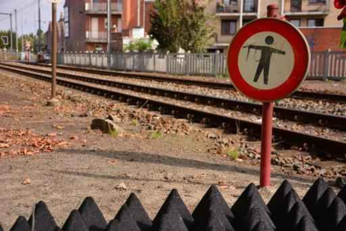 Infrabel bestrijdt spoorlopen met struikelmatten in Turnhout