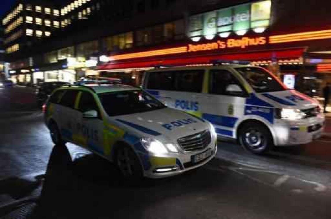 Vrachtwagen rijdt in op voetgangers in Stockholm - 4 doden, 12 gewonden, 1 arrestatie