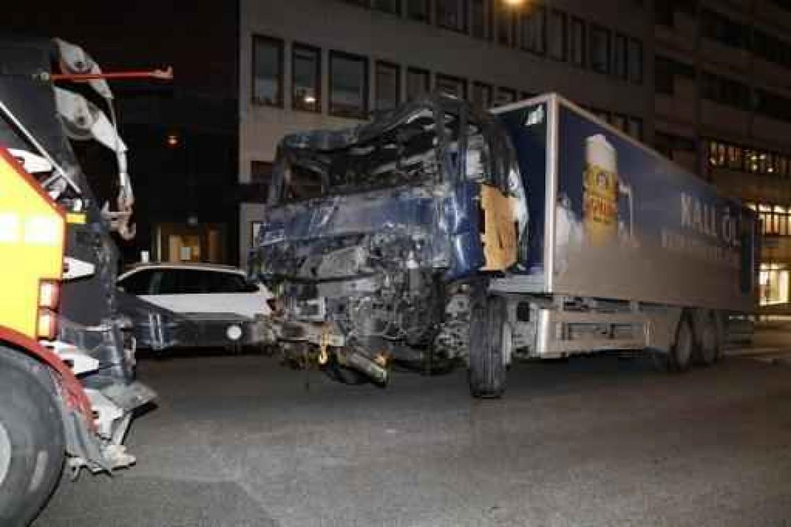 Vrachtwagen rijdt in op voetgangers in Stockholm - Bom gevonden aan boord van vrachtwagen