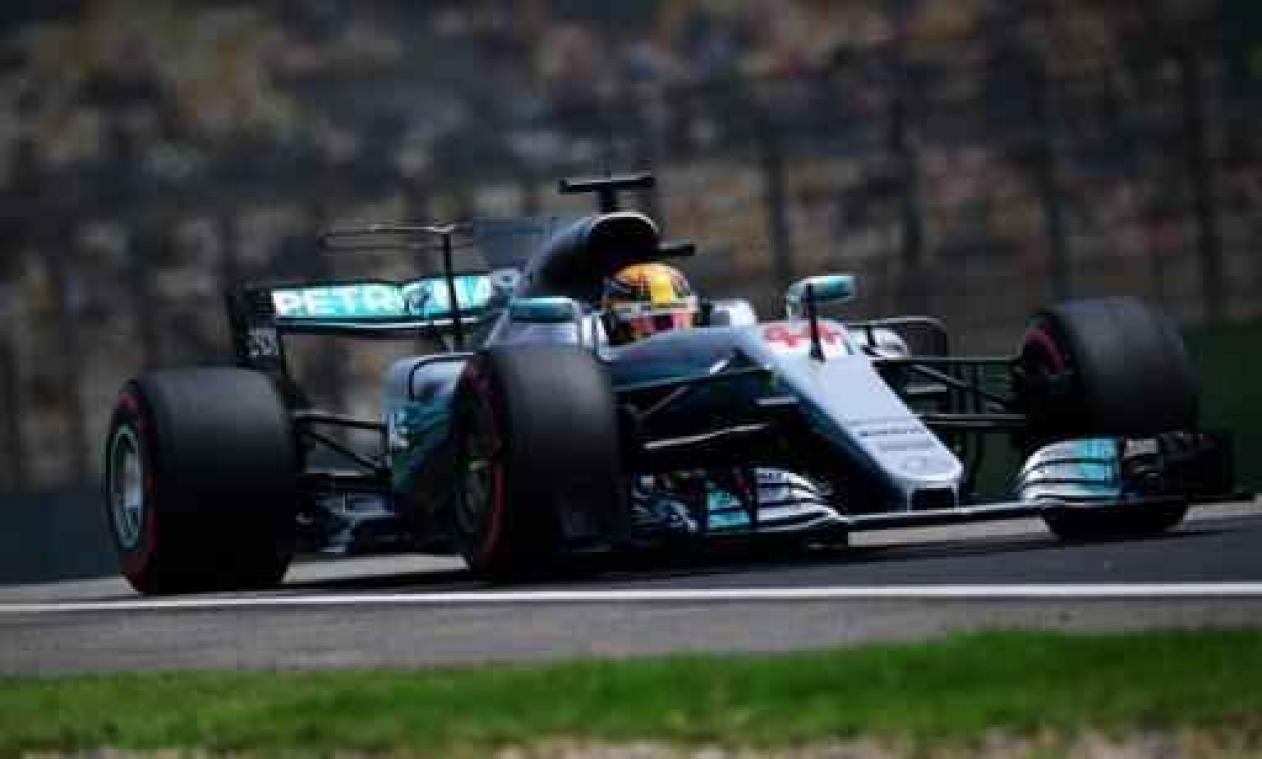 Lewis Hamilton verovert pole, Vandoorne rijdt zestiende tijd