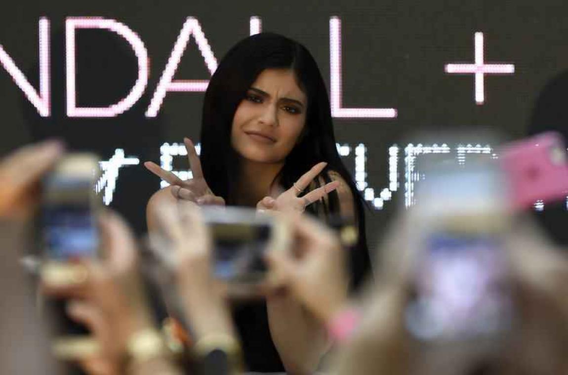 Kylie Jenner verrast jongen op zijn schoolbal