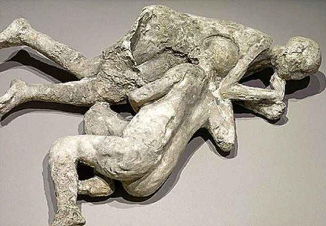 Knuffelend koppel van Pompeii is mannelijk