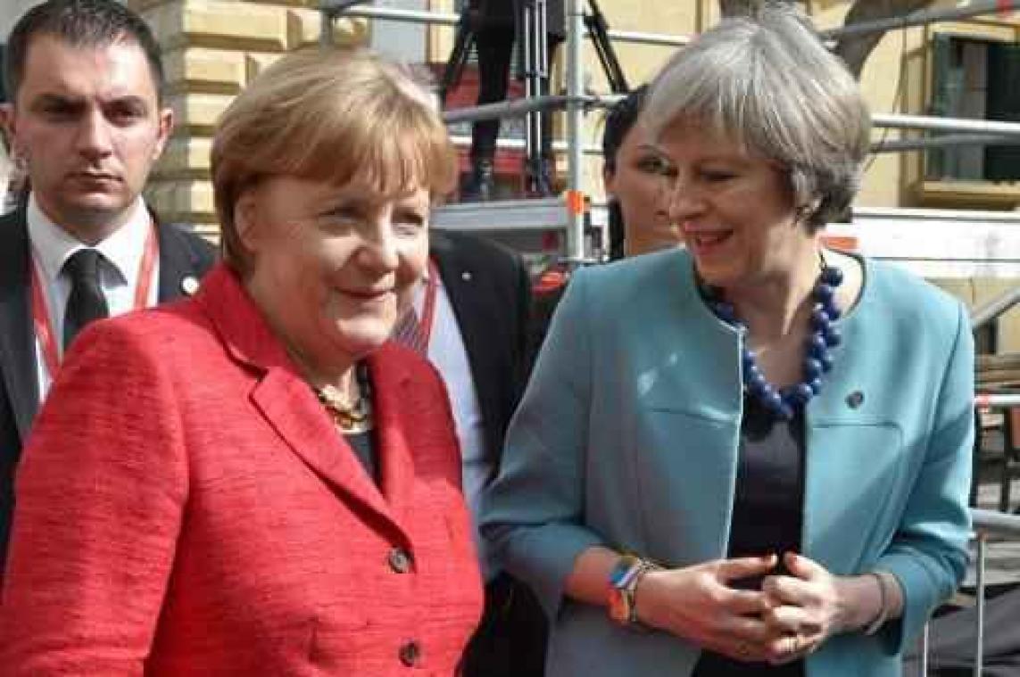 Raketaanval VS op Syrië - Trump bespreekt situatie in Syrië met May en Merkel