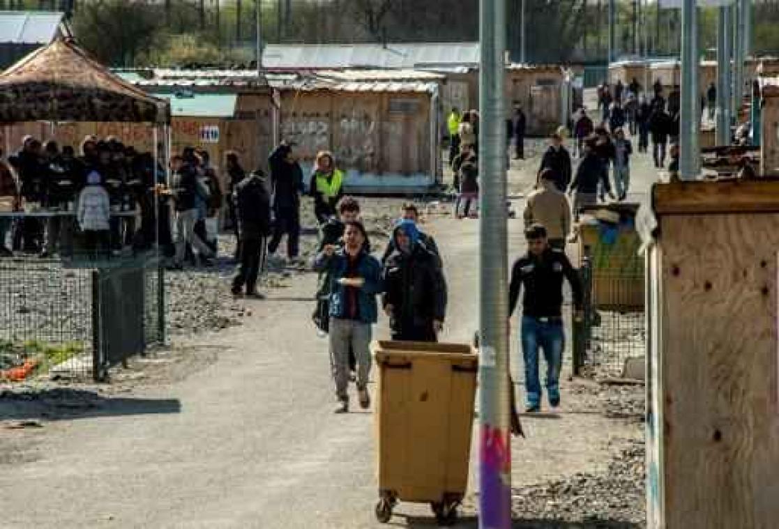 Zware brand verwoest migrantenkamp bij Duinkerke
