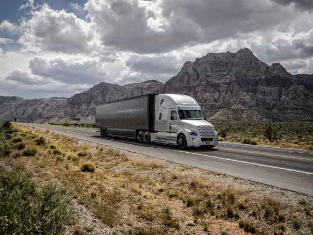 Daimler mag met eerste zelfrijdende vrachtwagen de openbare weg op