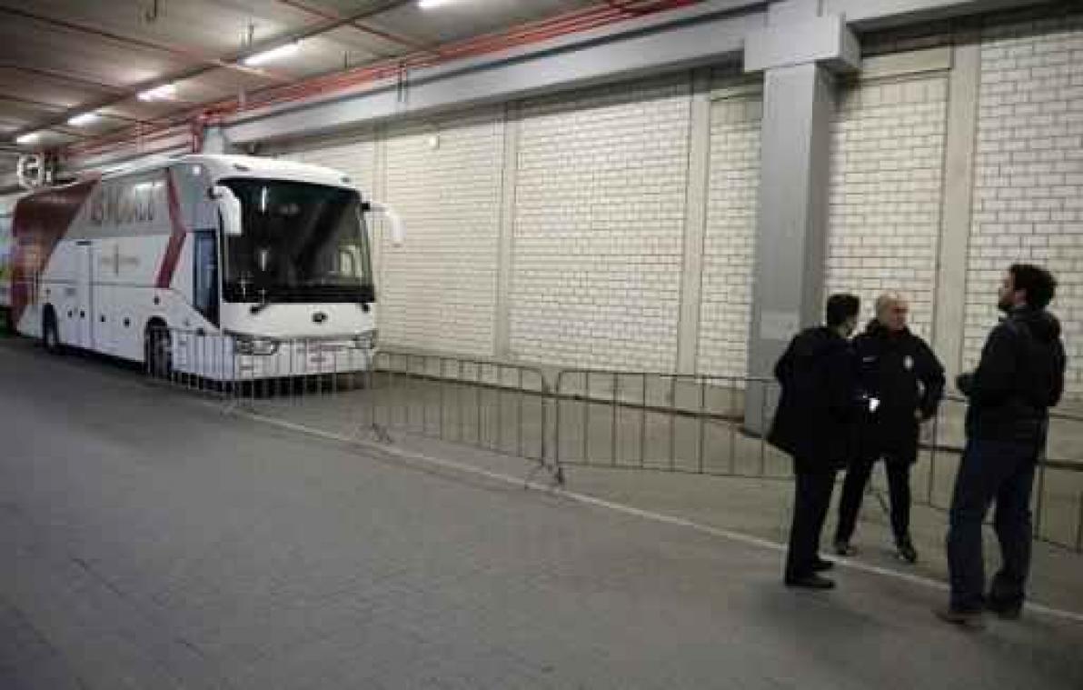 Politie spreekt over drie explosies en één gewonde naast spelersbus Borussia Dortmund