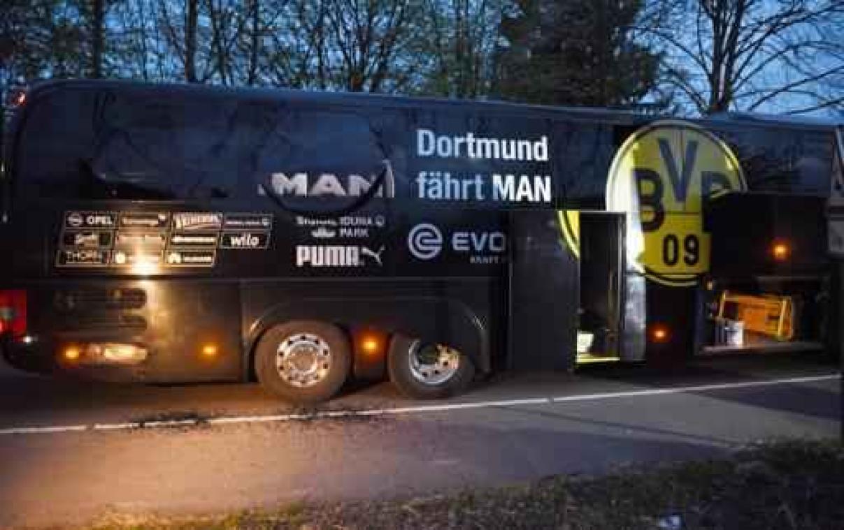 Bomexplosie spelersbus Borussia Dortmund - Veel steunbetuigingen voor Dortmund en Bartra, politie zoekt naar explosieven