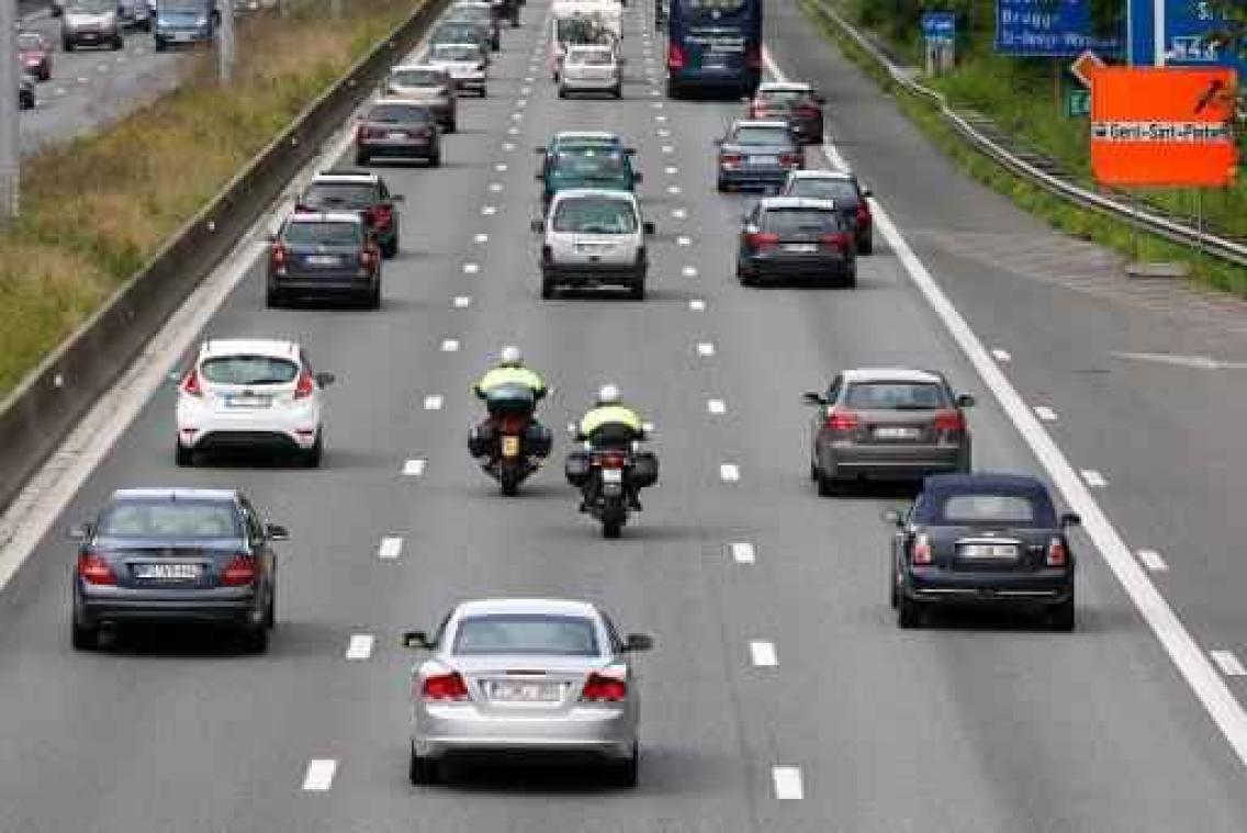 Weyts roept motorrijders en automobilisten op rekening te houden met elkaar
