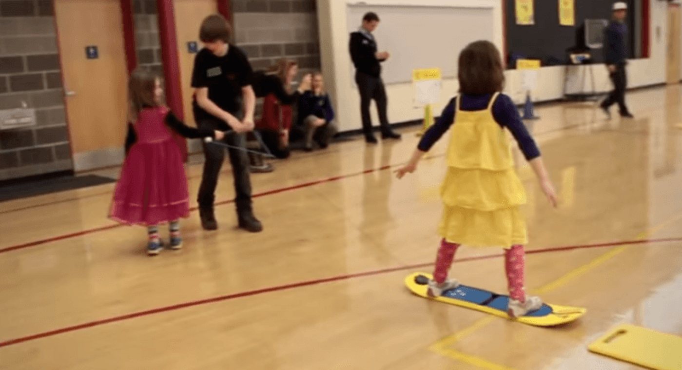 Amerikaanse kinderen snowboarden ín de turnzaal