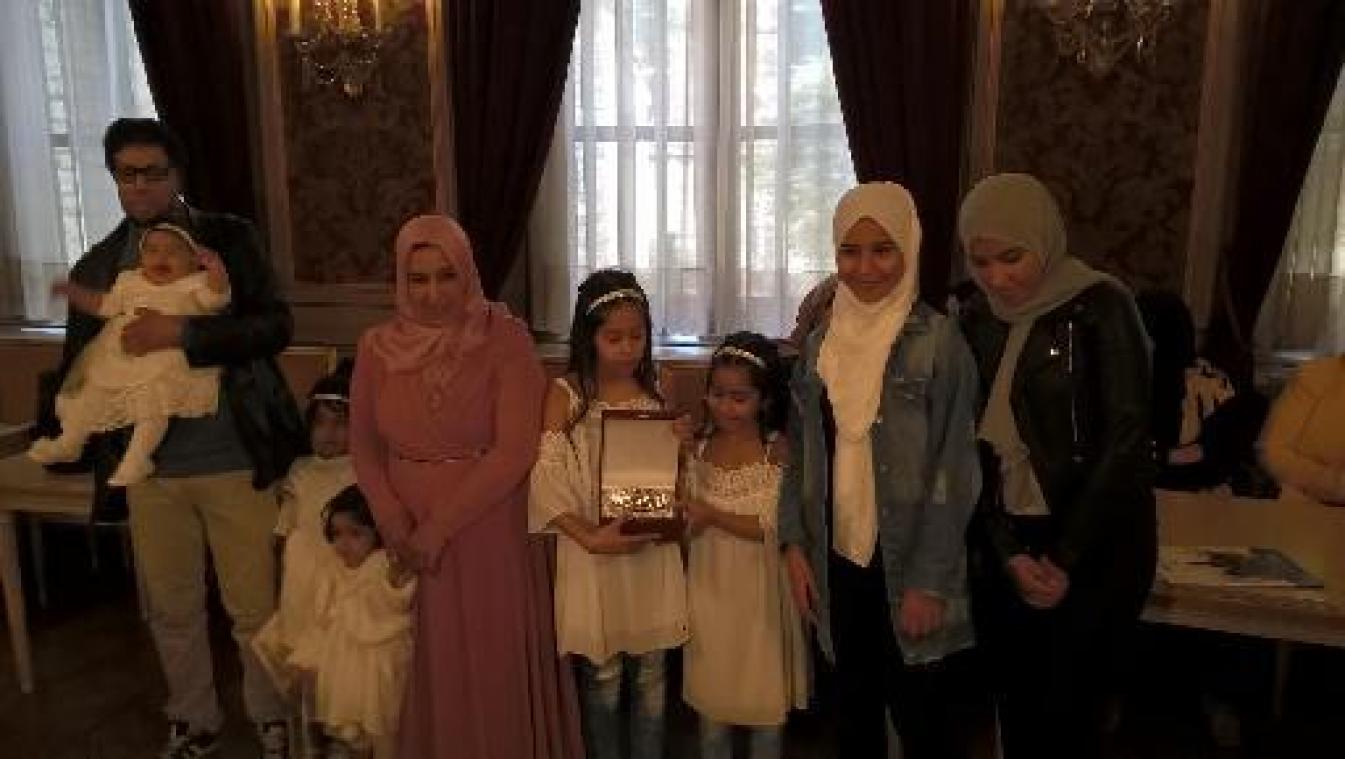 Burgemeester Termont overhandigt geschenk koningin Mathilde aan Gentse metekind