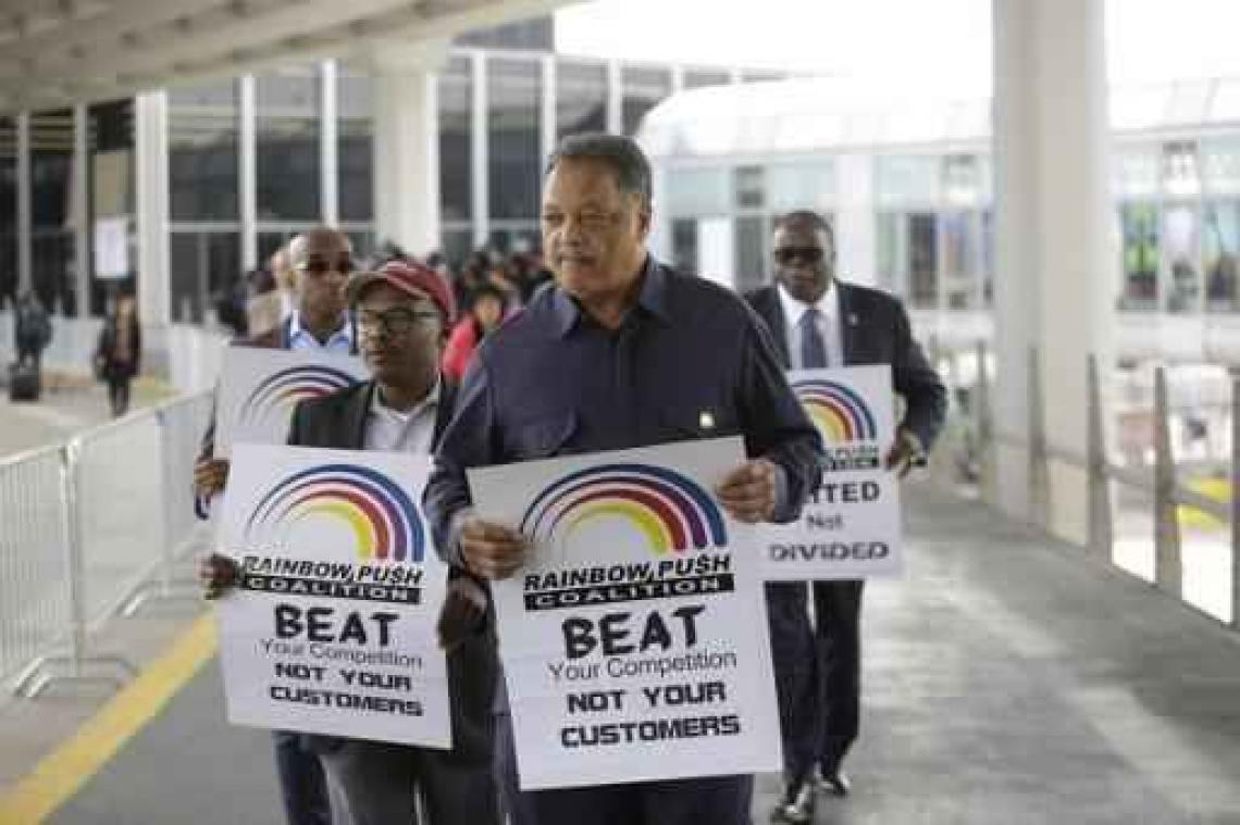 Hardhandig verwijderde passagier bereidt klacht voor tegen United Airlines