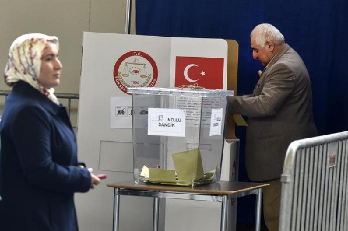 Turken bepalen zondag de toekomst van hun land in referendum