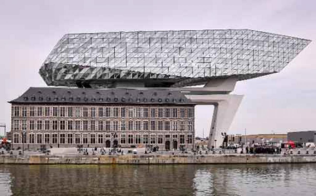 Meer dan 600 kinderen zoeken paaseieren aan nieuw Havenhuis Antwerpen