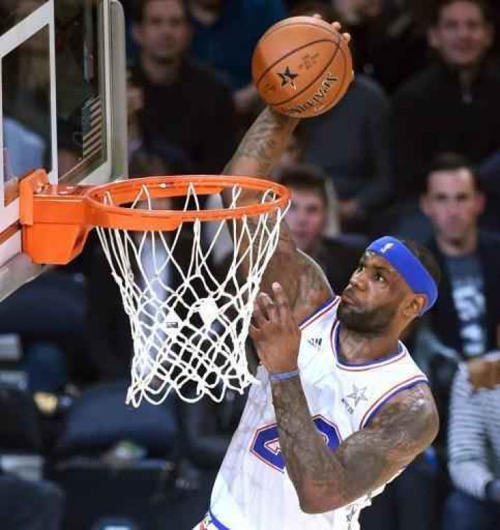NBA - Titelverdediger Cleveland opent play-offs met krappe zege