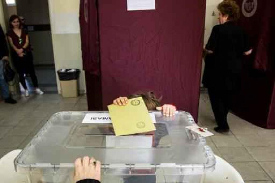 Verkiezingslokalen sluiten in oosten Turkije