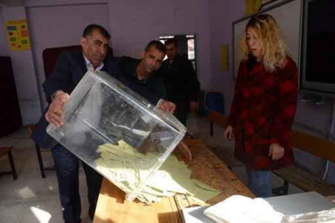 Mensenrechtenactivisten klagen over onregelmatigheden bij Turks referendum