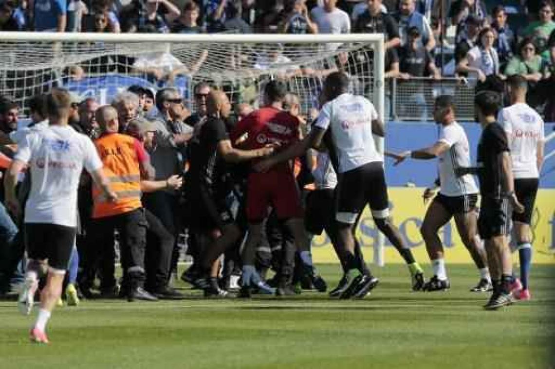 Ligue 1 - Spelers van Lyon worden tijdens opwarming belaagd door supporters van Bastia
