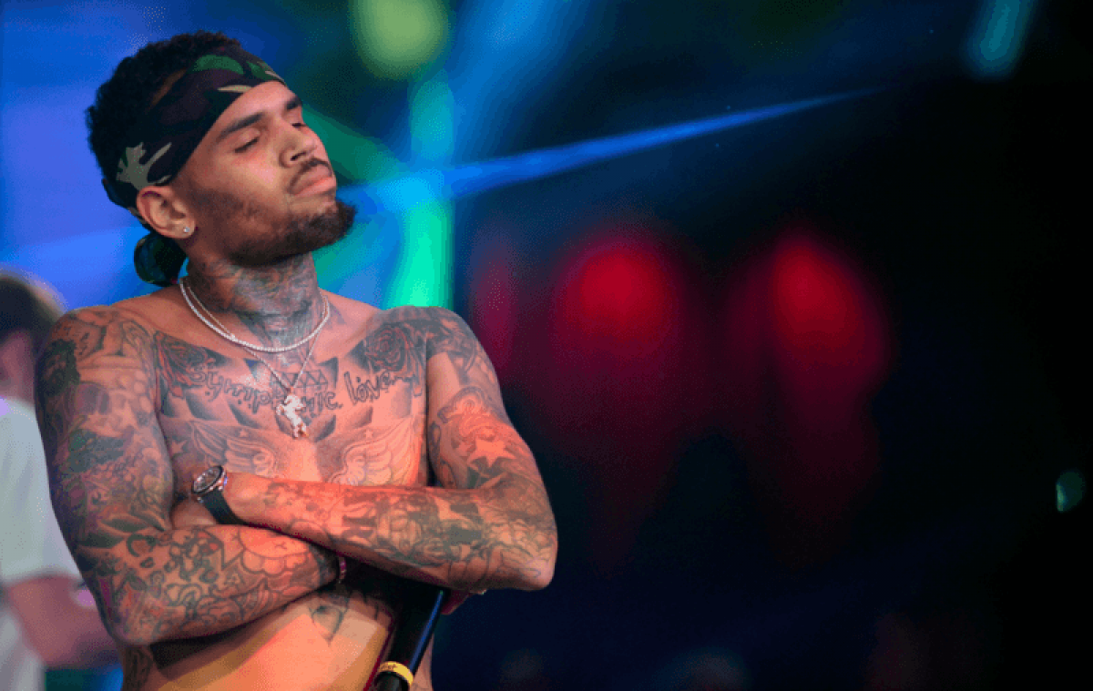 Chris Brown verkoopt klappen aan fotograaf