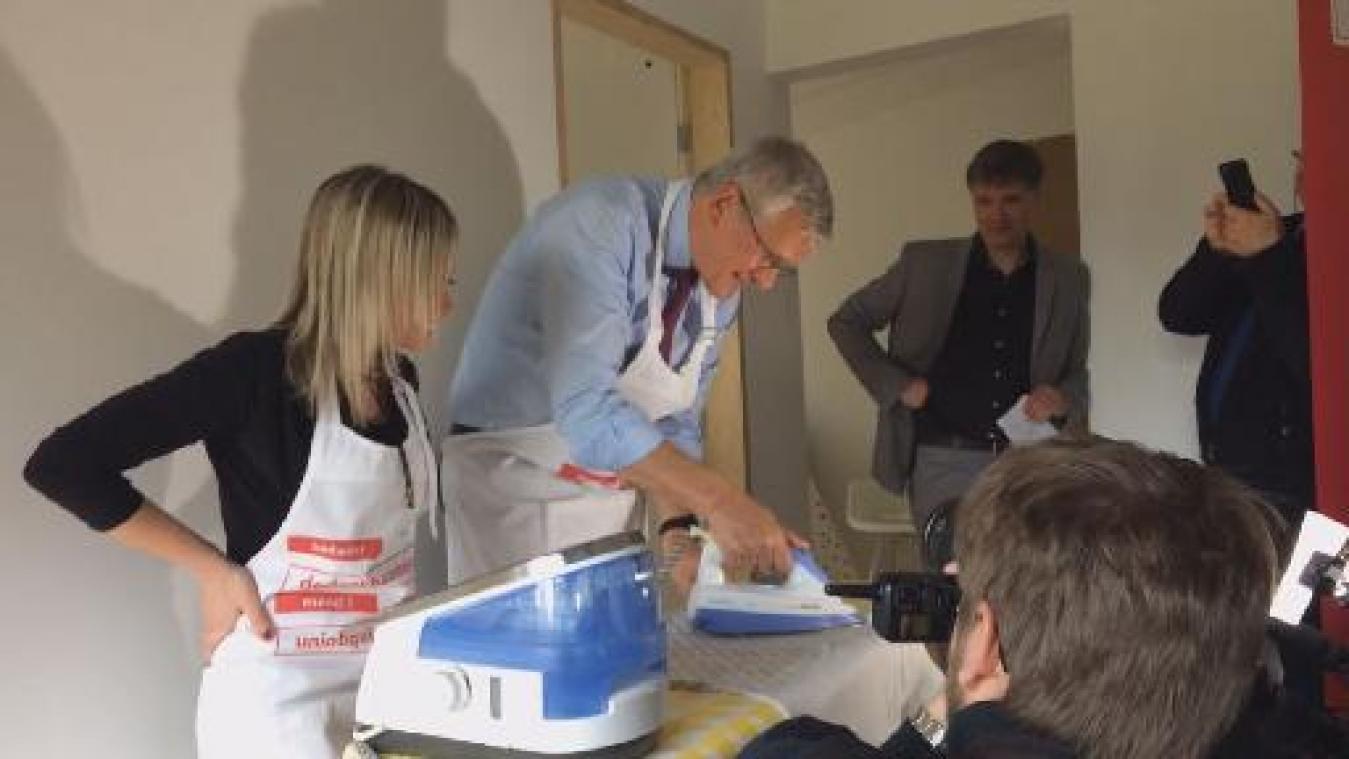 Minister Peeters strijkt campagne voor jonge huishoudhulpen op gang