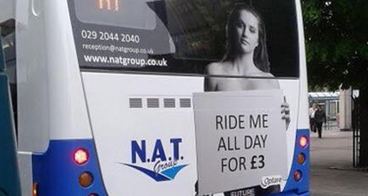 Busmaatschappij adverteert met naaktmodel met slogan 'Berijd me heel de dag'