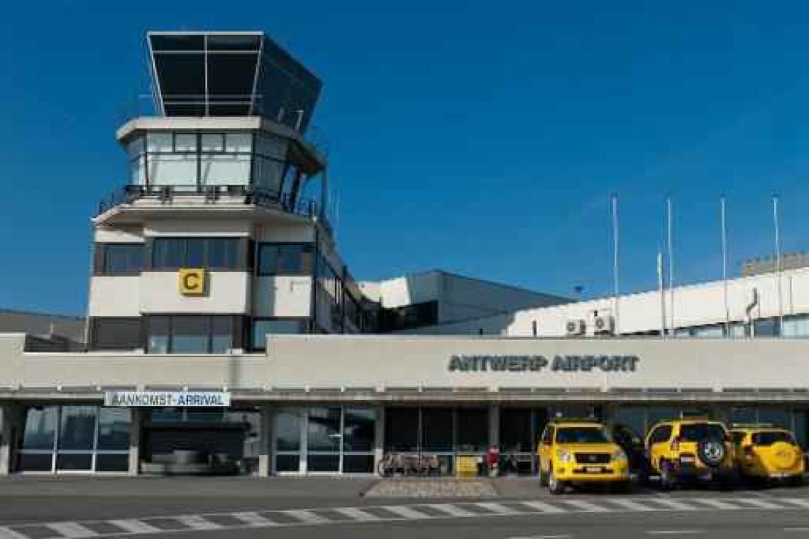 Boek en nieuwe vertrekhal voor luchthaven van Antwerpen