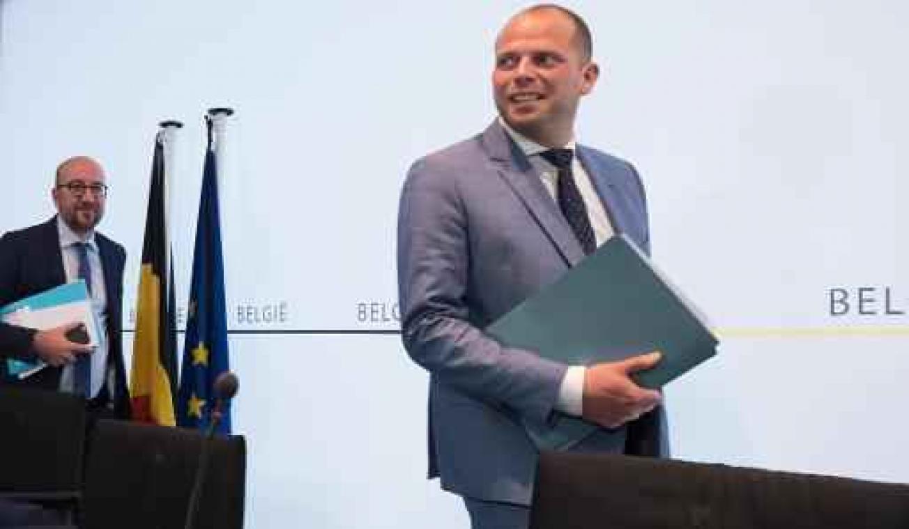 Premier Michel verdedigt Francken en zijn facebook-poll