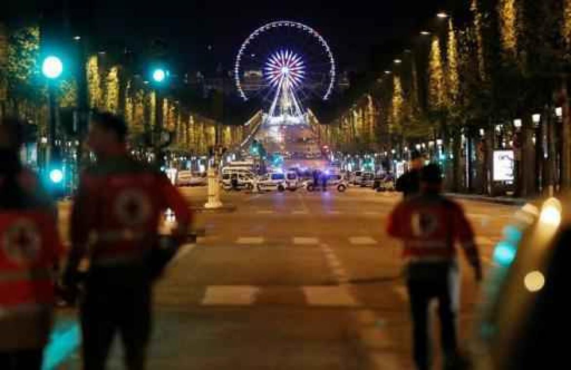 Twee gewonde politieagenten buiten levensgevaar na schietpartij Champs-Elysées