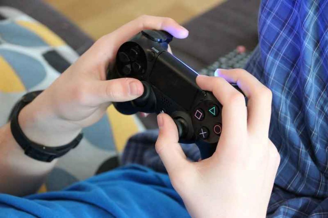 Deugniet geeft zichzelf huiswerk voor de 'les computerspelletjes'