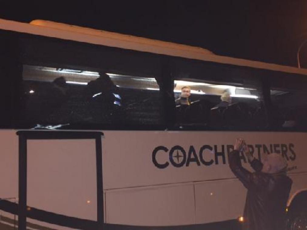 Jupiler League - Supportersbus Union bekogeld op weg naar huis