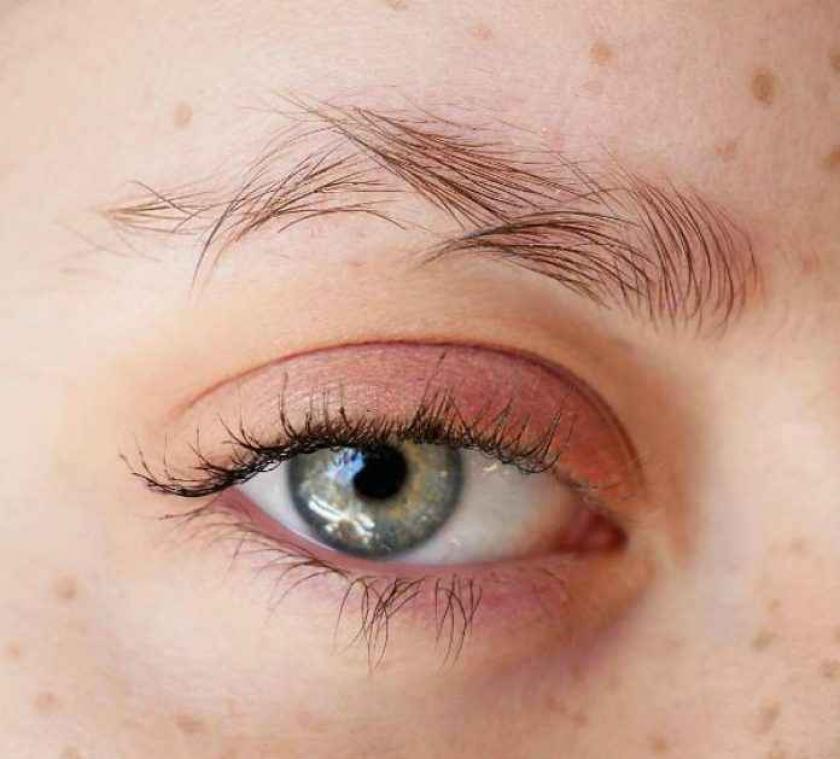 Nieuwste wenkbrauwtrend: prikkeldraadvorm