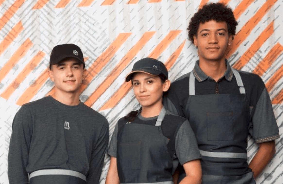 Daarom wordt het nieuwe uniform van McDonald's druk besproken op sociale media