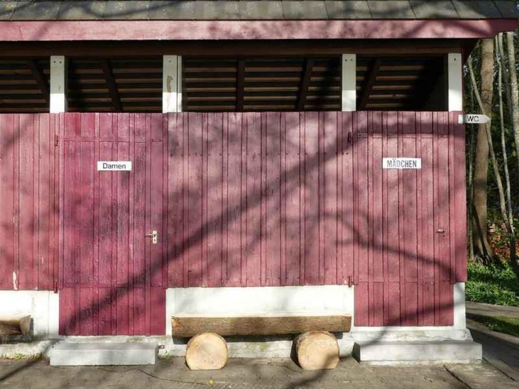 Man wordt opgepakt omdat hij drie jaar boven publieke toiletten leefde