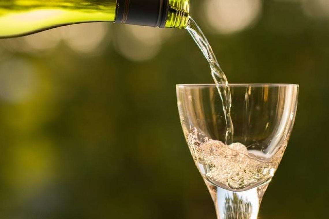 Witte wijn blijkt schadelijk voor de huid