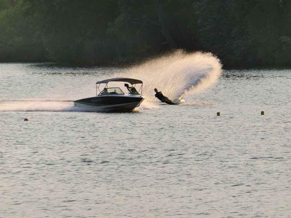 VIDEO. Opspringende vis treft waterskiër op pijnlijke plaats