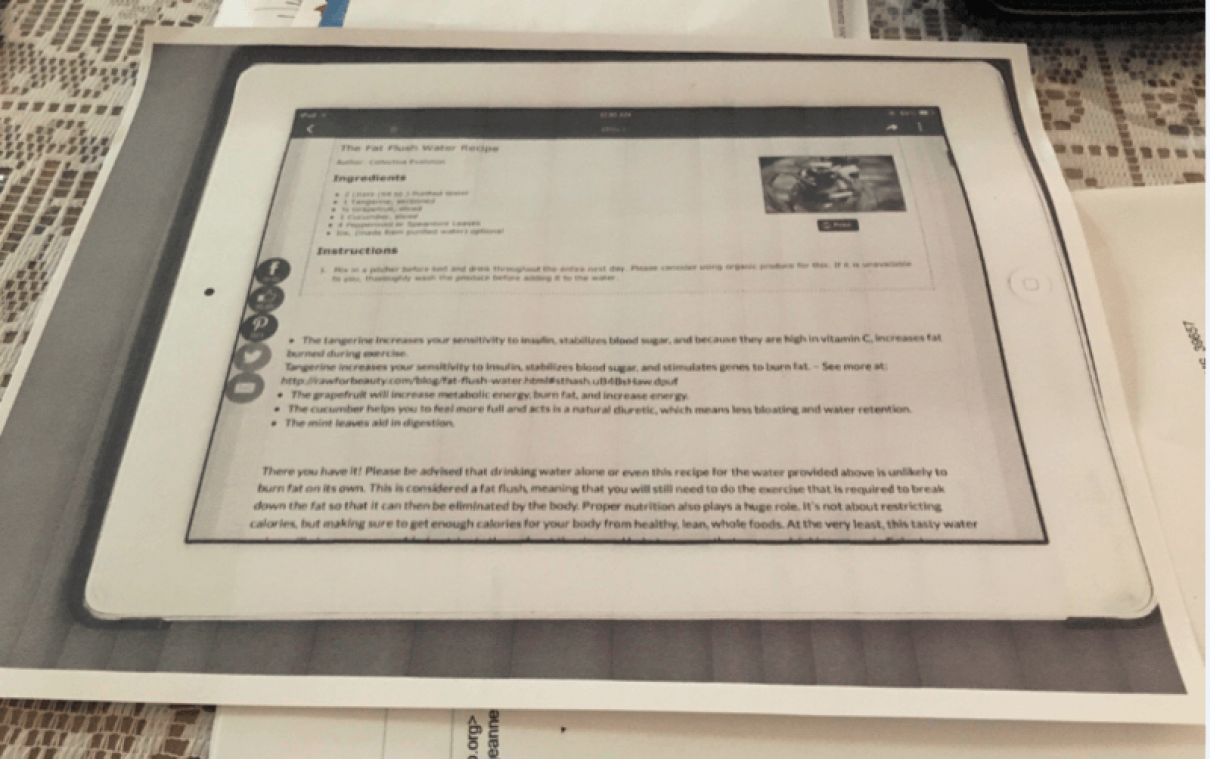 Vrouw kopieert zowel leuk receptje als tablet
