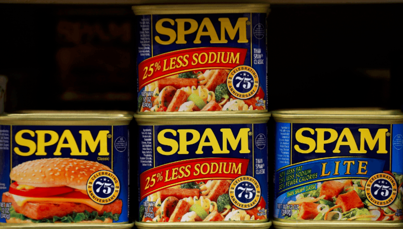 Brits koppel trouwt in museum vol ingeblikt eten