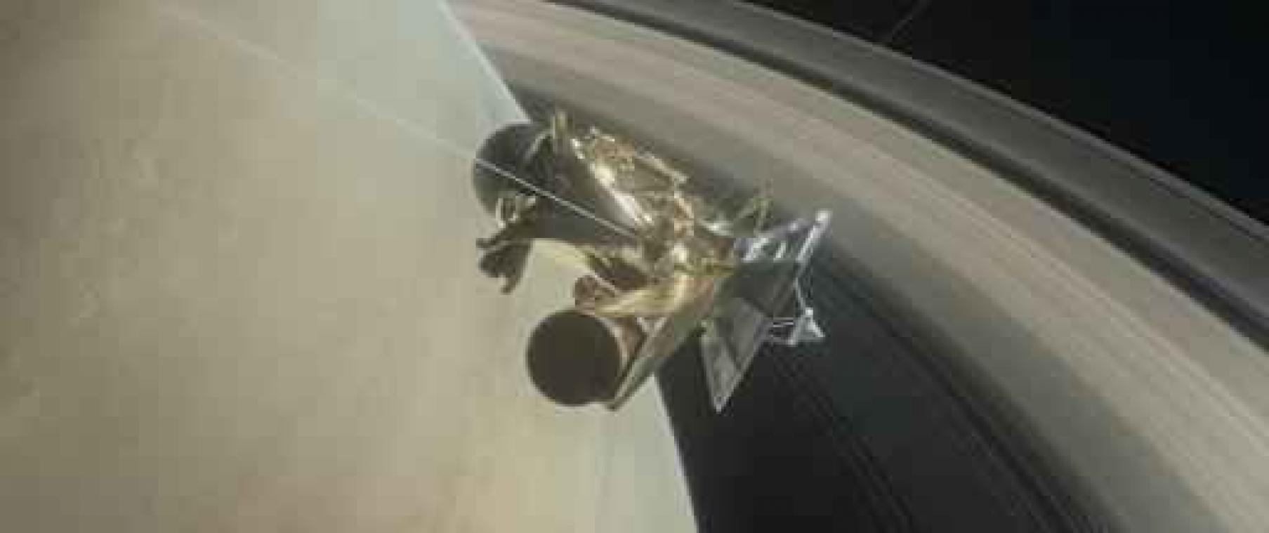 Ruimtesonde Cassini duikt tussen Saturnus en ringen