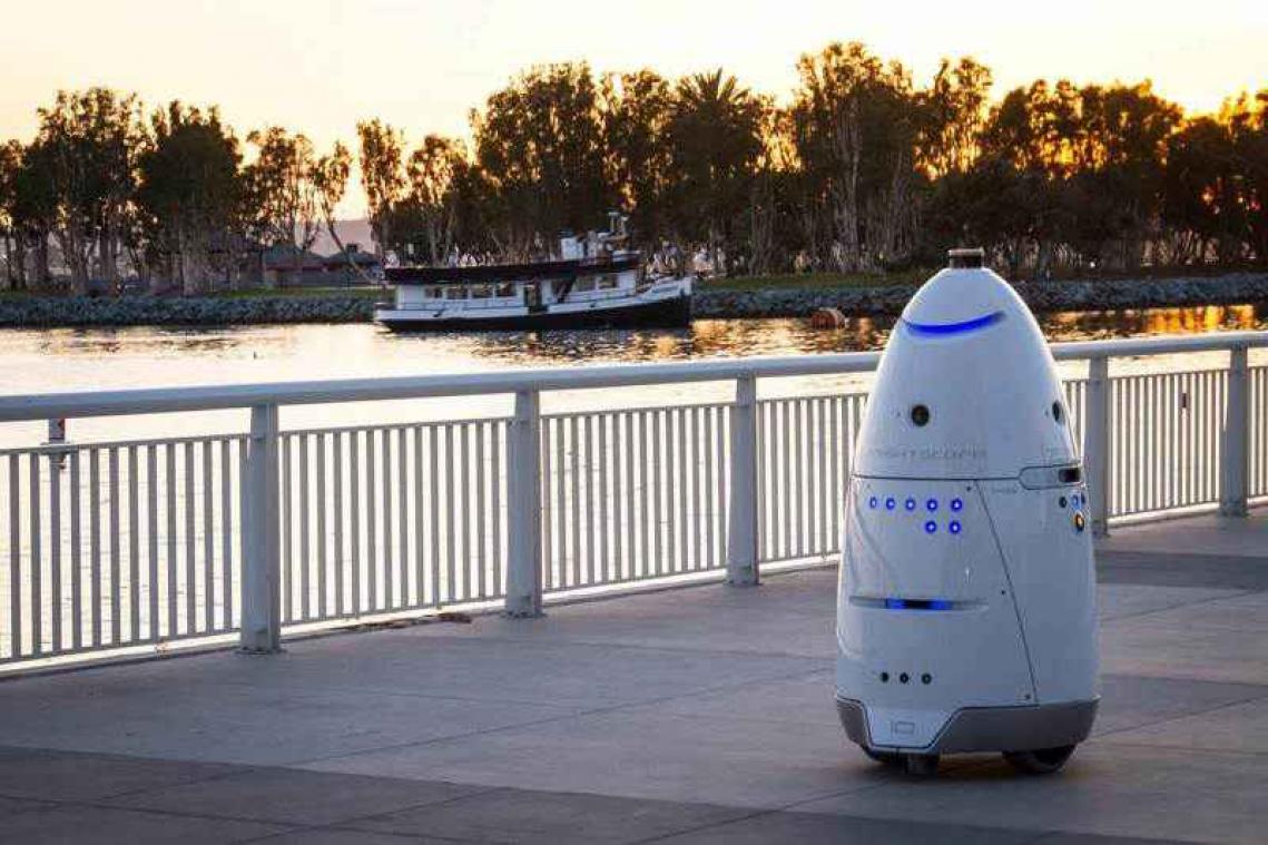 Dronken man gearresteerd nadat hij bewakingsrobot omduwt