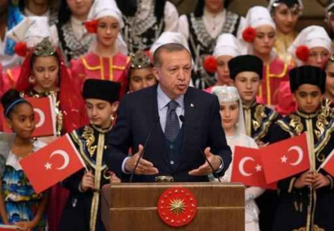 Turks referendum - Erdogan wordt op 2 mei weer lid van de AKP