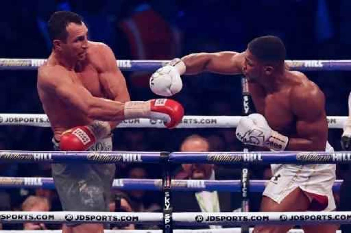 Anthony Joshua klopt Vladimir Klitschko na technisch KO en pakt IBF- en WBA-titels