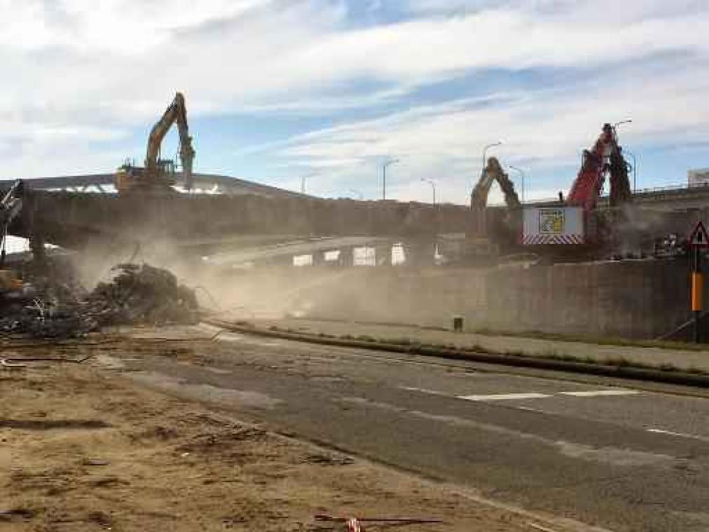 Veel kijklustigen in Antwerpen voor afbraak IJzerlaanbrug