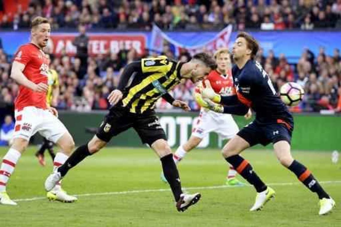 Belgen in het buitenland - Vitesse pakt met bekerwinst in Nederland allereerste prijs