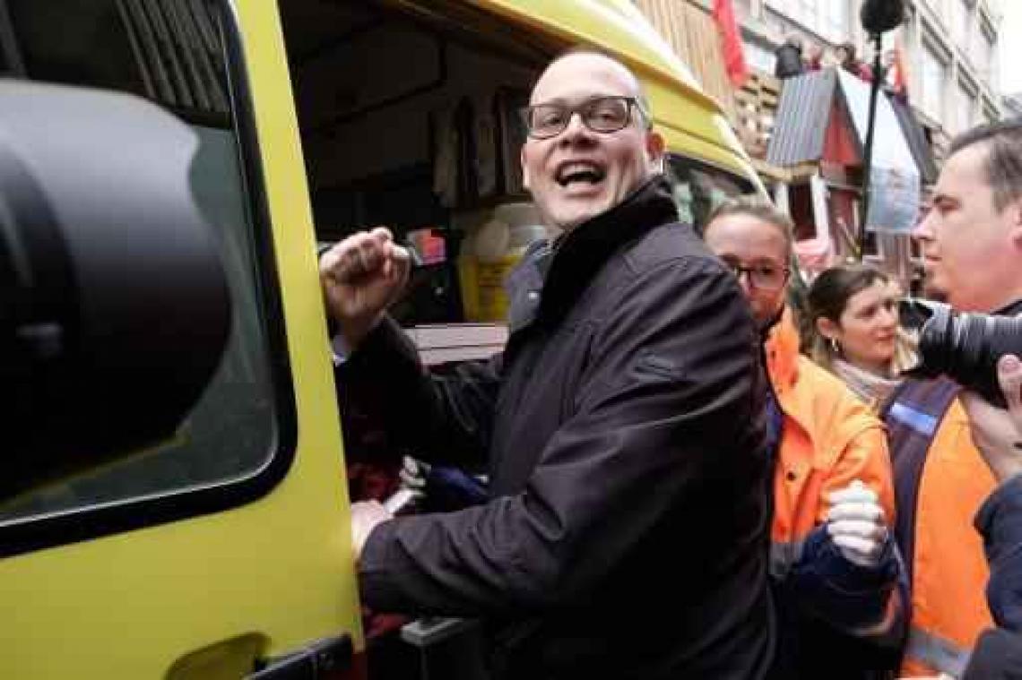 Feest van de Arbeid - Dader van mesaanval tegen Hedebouw is 62-jarige man